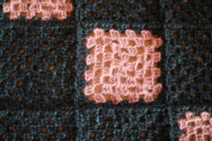 Photo d'une couverture en crochet granny square